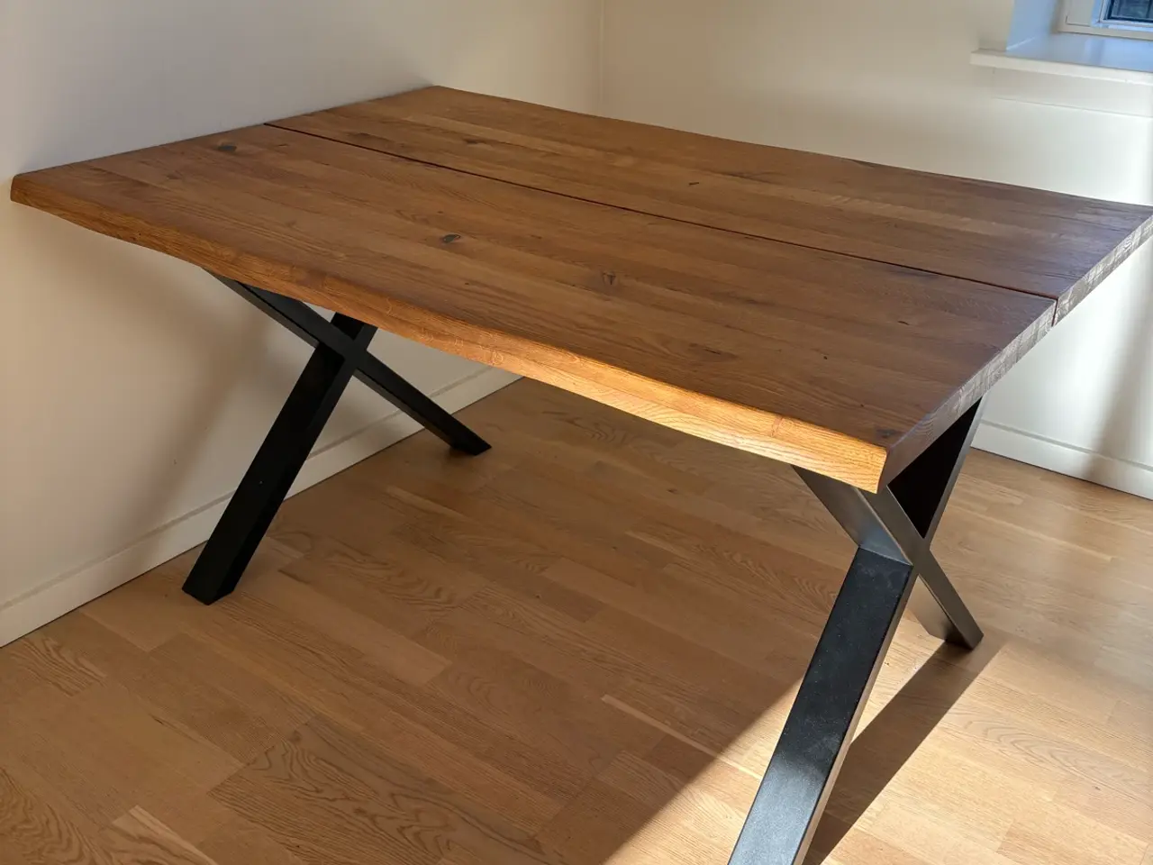 Billede 1 - Lakeret spisebord