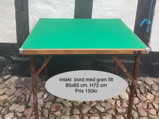 Spillebord med grøn filt og træramme