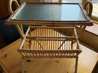 Retro bambus sidebord m/magasinholder og glasplade