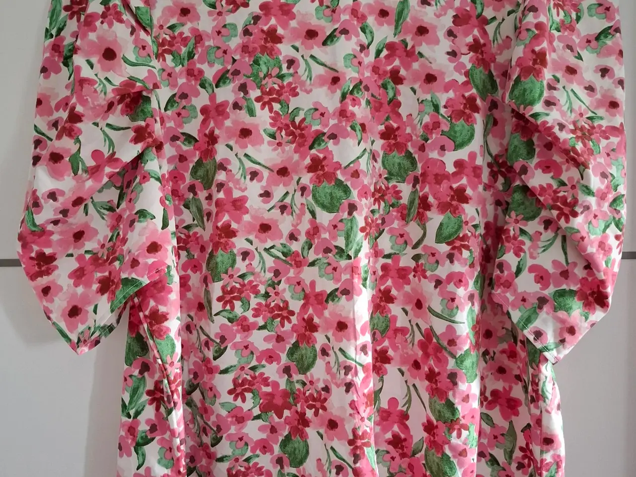 Billede 1 - Blomstret Bluse