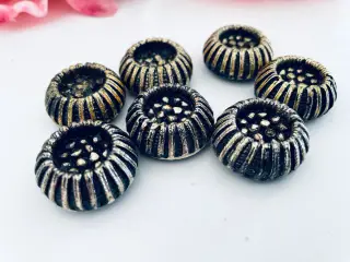 Ældre knapper i sort og guld