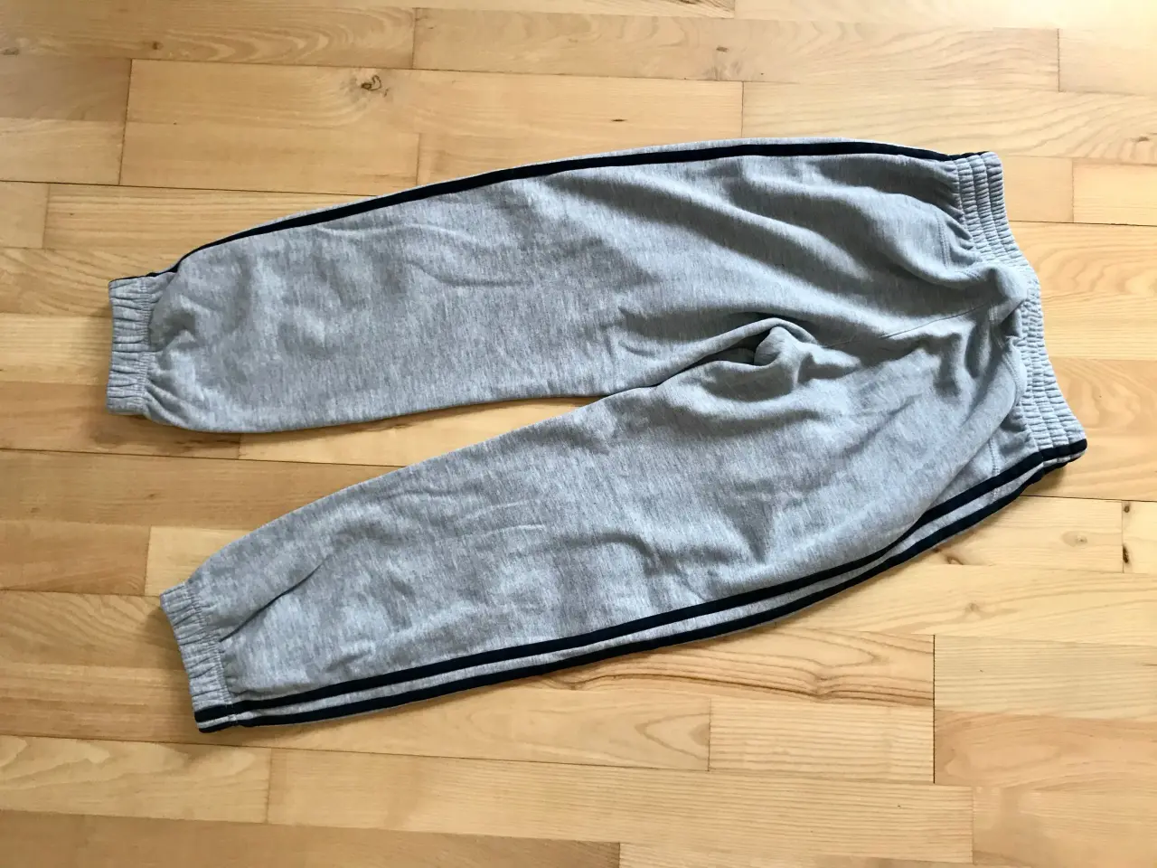 Billede 2 - Adidas bukser i str. 11-12 år (152)