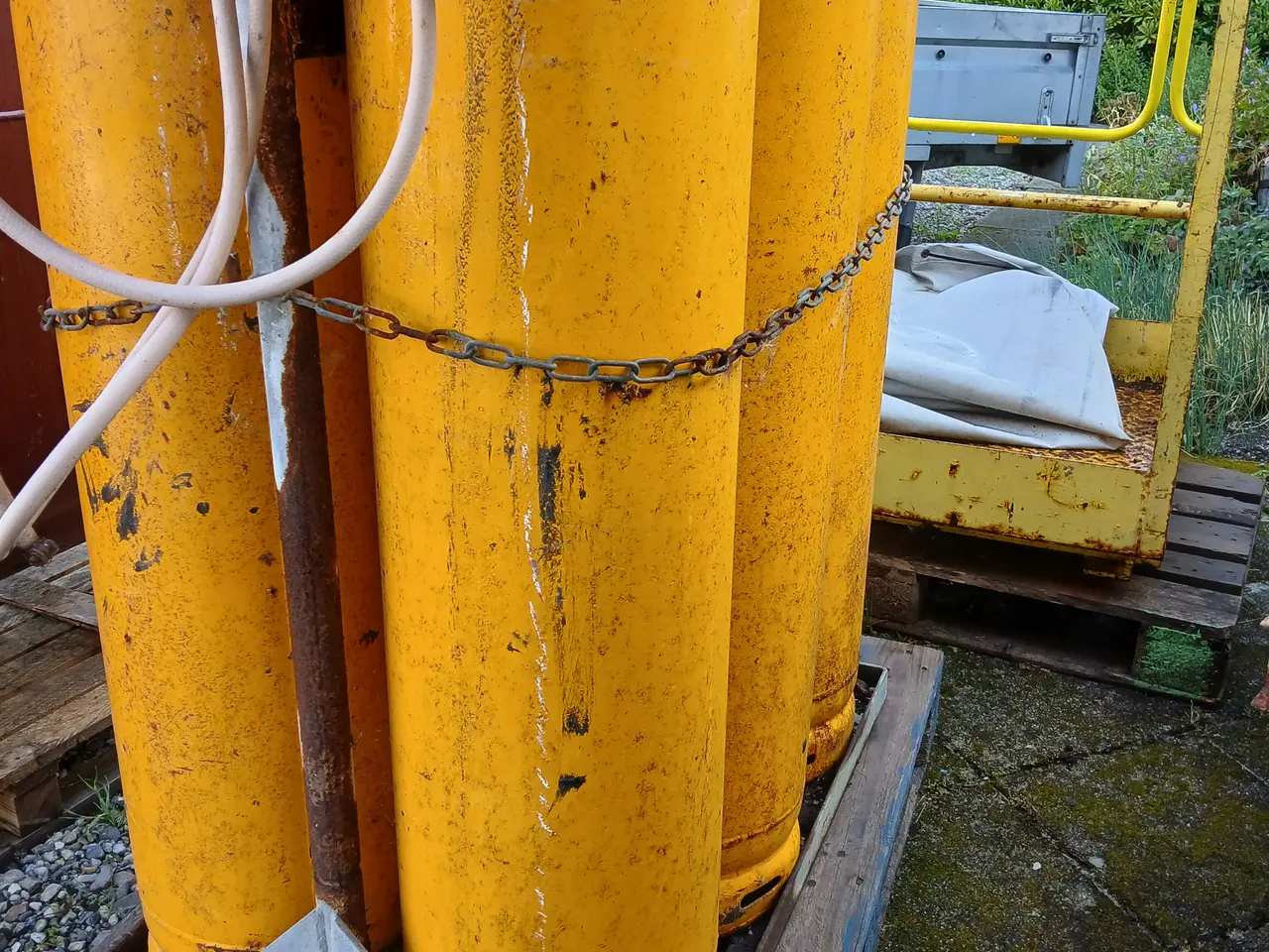 Billede 3 - 6 stk. 33 kg. gasflasker i stativ m. overdækning