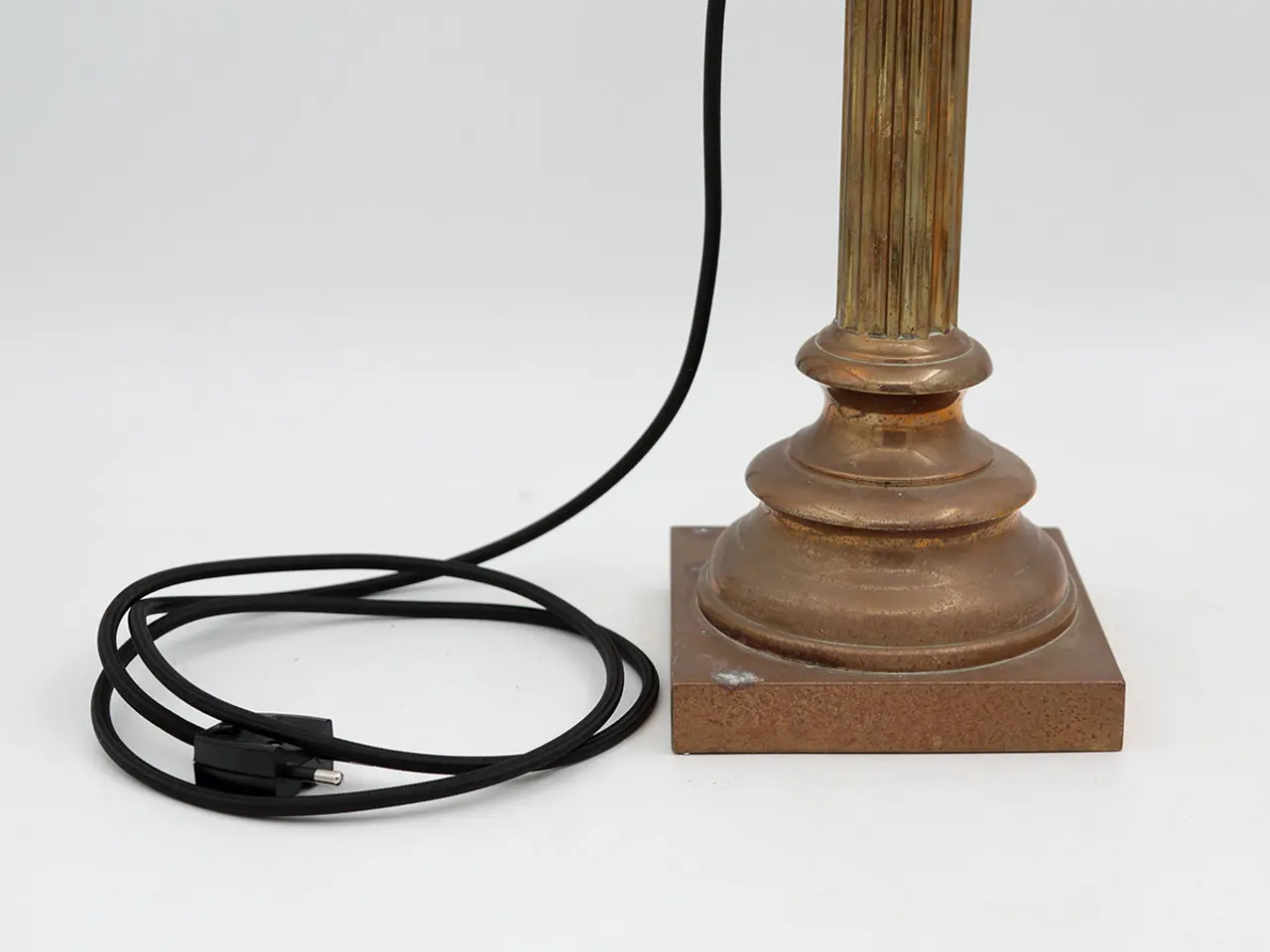 Billede 2 - Klassisk søjlelampe i messing og patineret metal