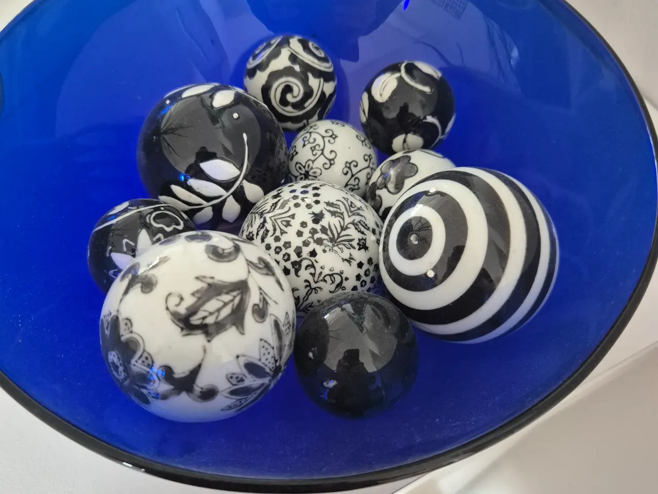 Billede 1 - Sød blå skål med fine porcelæns kugler