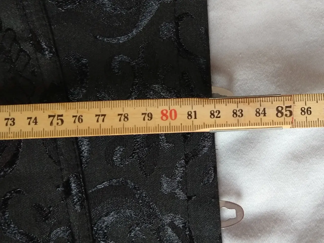 Billede 6 - Sort brokade korset, str. 40-42