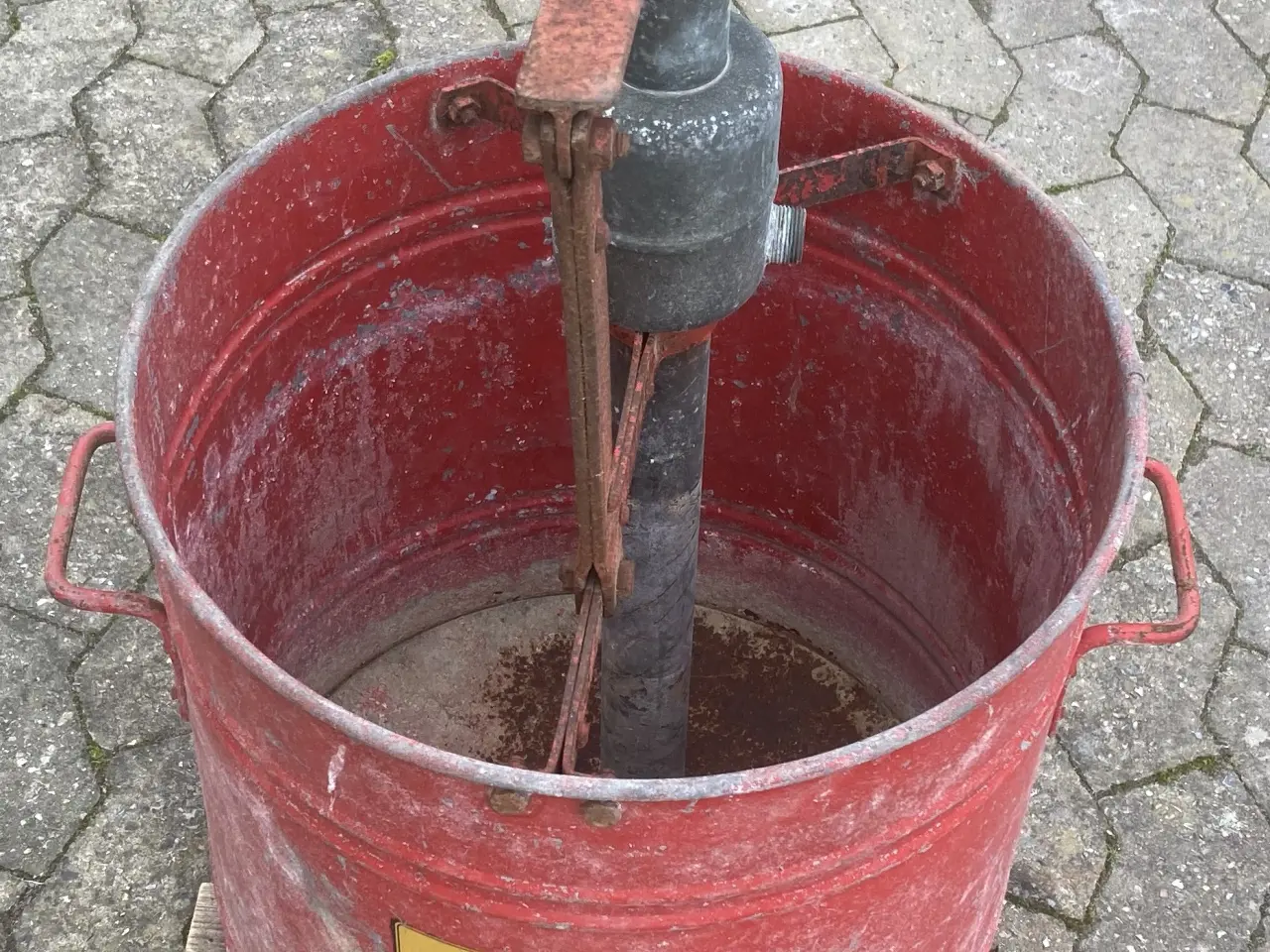 Billede 2 - Gl. Brandspand 60 liter med pumpe fra 50´erene