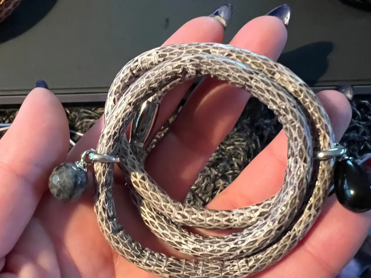 Billede 3 - Smukke story armbånd ca 57 cm
