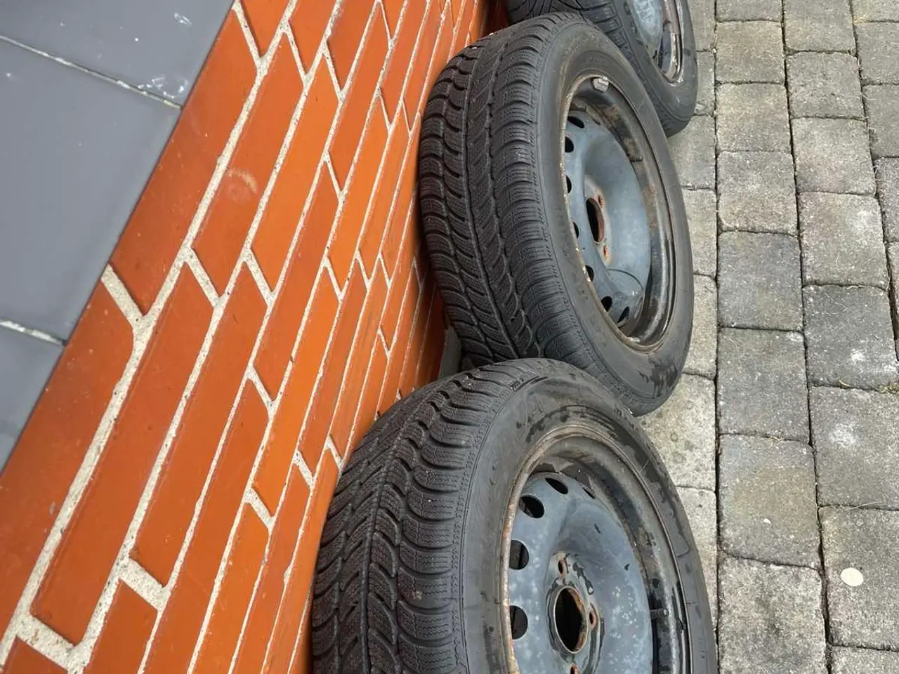 Billede 2 - 14 vinterhjul med meget gode vinterdæk på