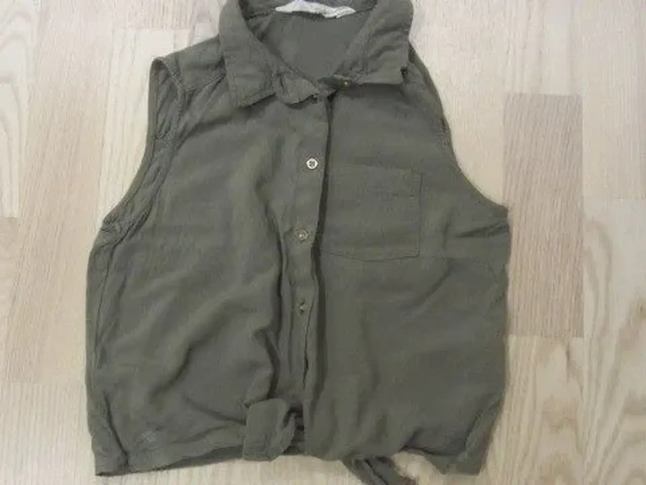 Billede 2 - Str. 146, armygrøn sommerbluse/skjorte