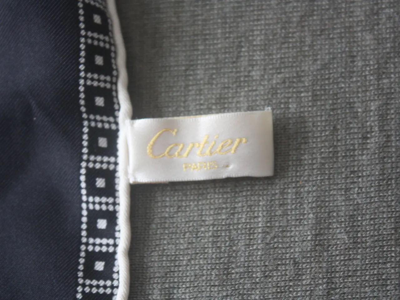 Billede 6 - Cartier silketørklæde med et grafisk print silk