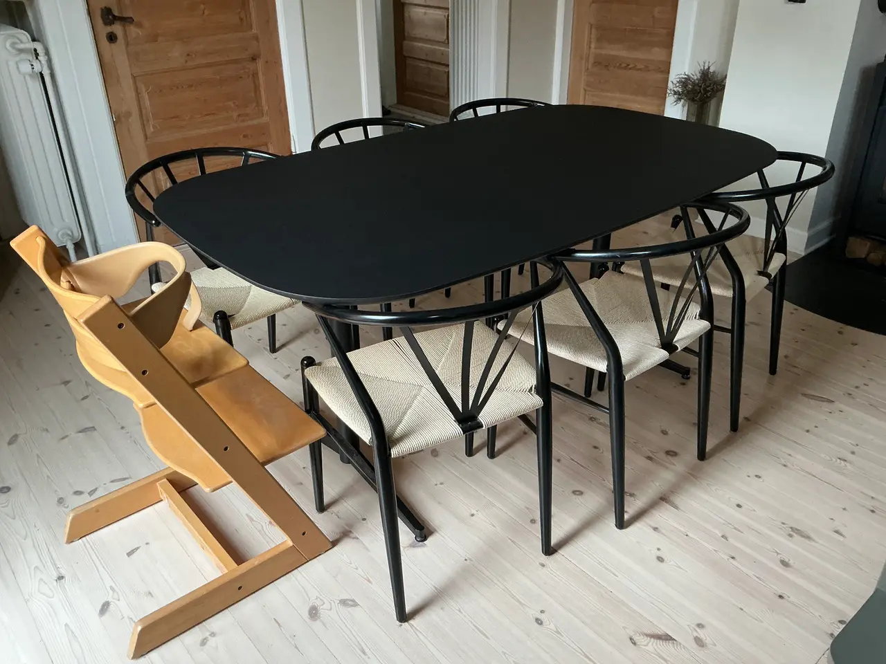 Billede 3 - Sort linoleum spisebord