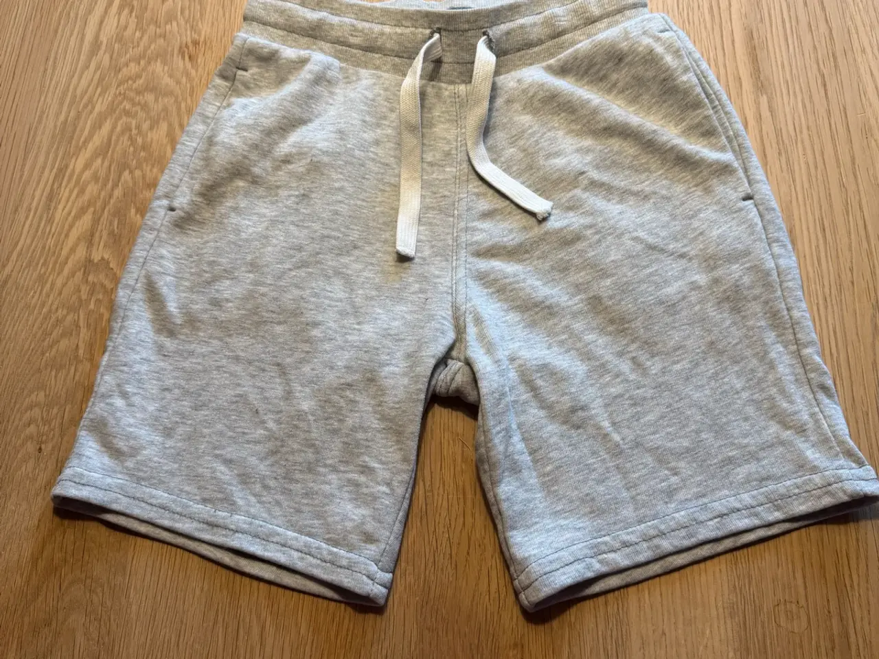 Billede 3 - Sæt med shorts og tshirt fra Molo