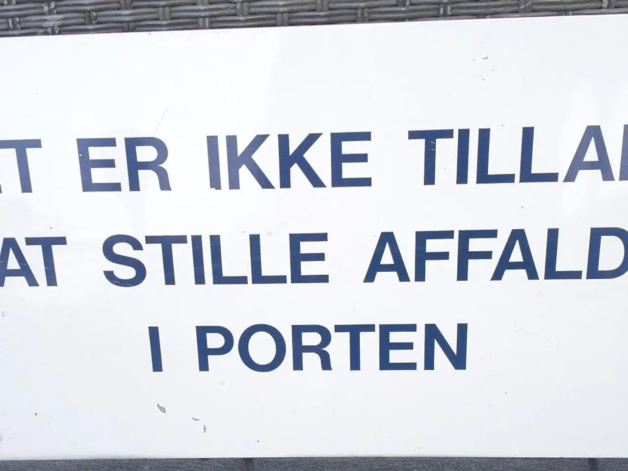 Billede 1 - DET ER IKKE TILLADT AT STILLE AFFALD I PORTEN