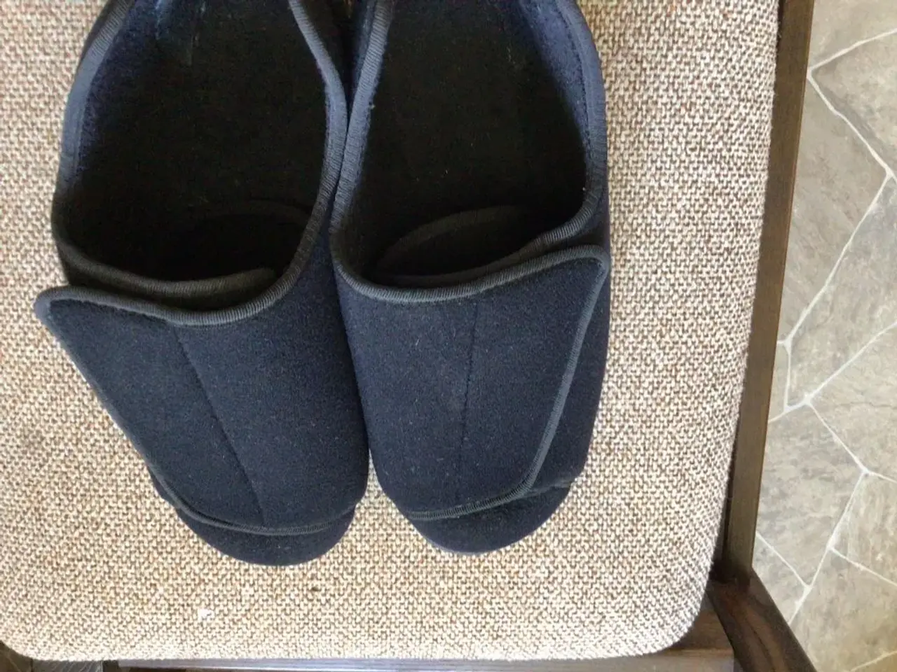 Billede 1 - Hjemmesko i sort filt med Velcro lukning