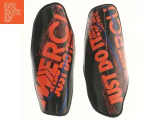 Fodbold benskinner fra Nike (str. 22x9 cm)