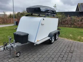 Custom-built tur-trailer søger sin nye ejer.