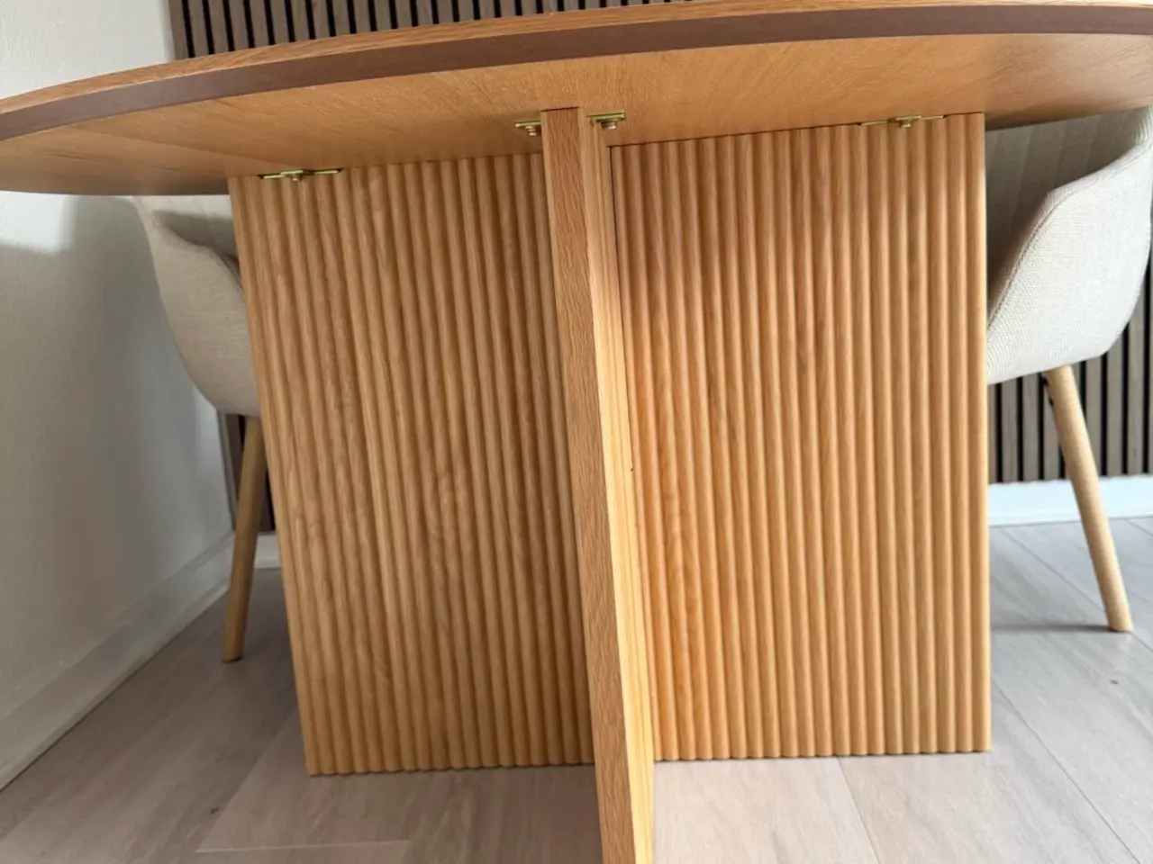 Billede 9 - Rund spisebord + 4x stole m/ armlæn