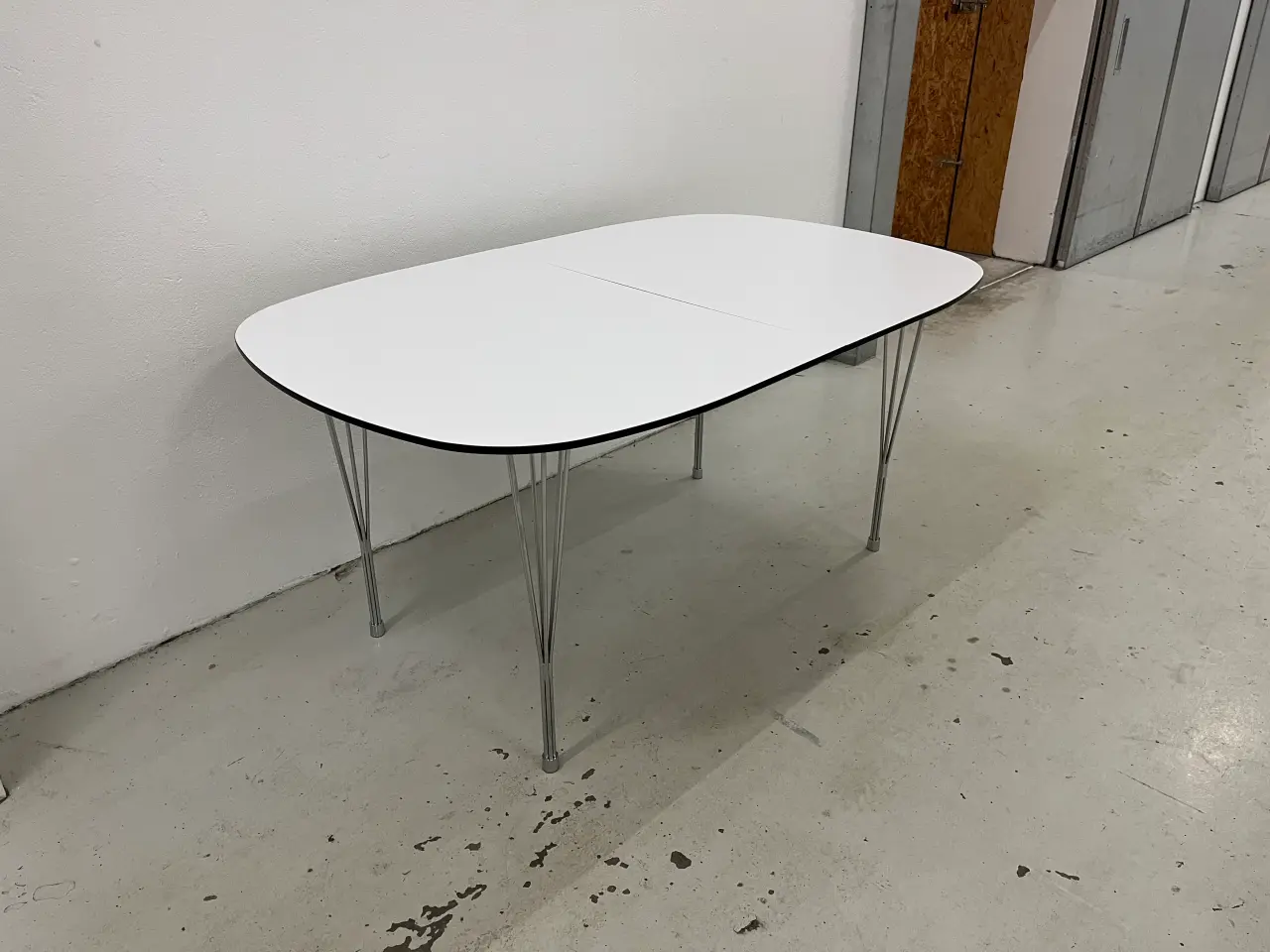 Billede 4 - Spisebord Haslev m/udtræk i hvid laminat, stålben.