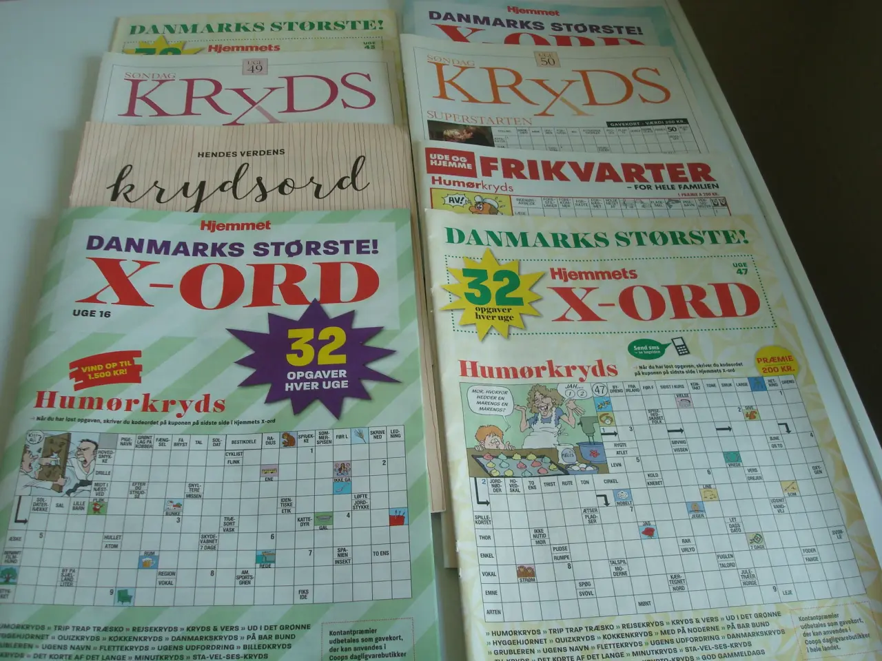 Billede 1 - Krydsordshæfter 4 stk , Kryds og tværs/krydsord