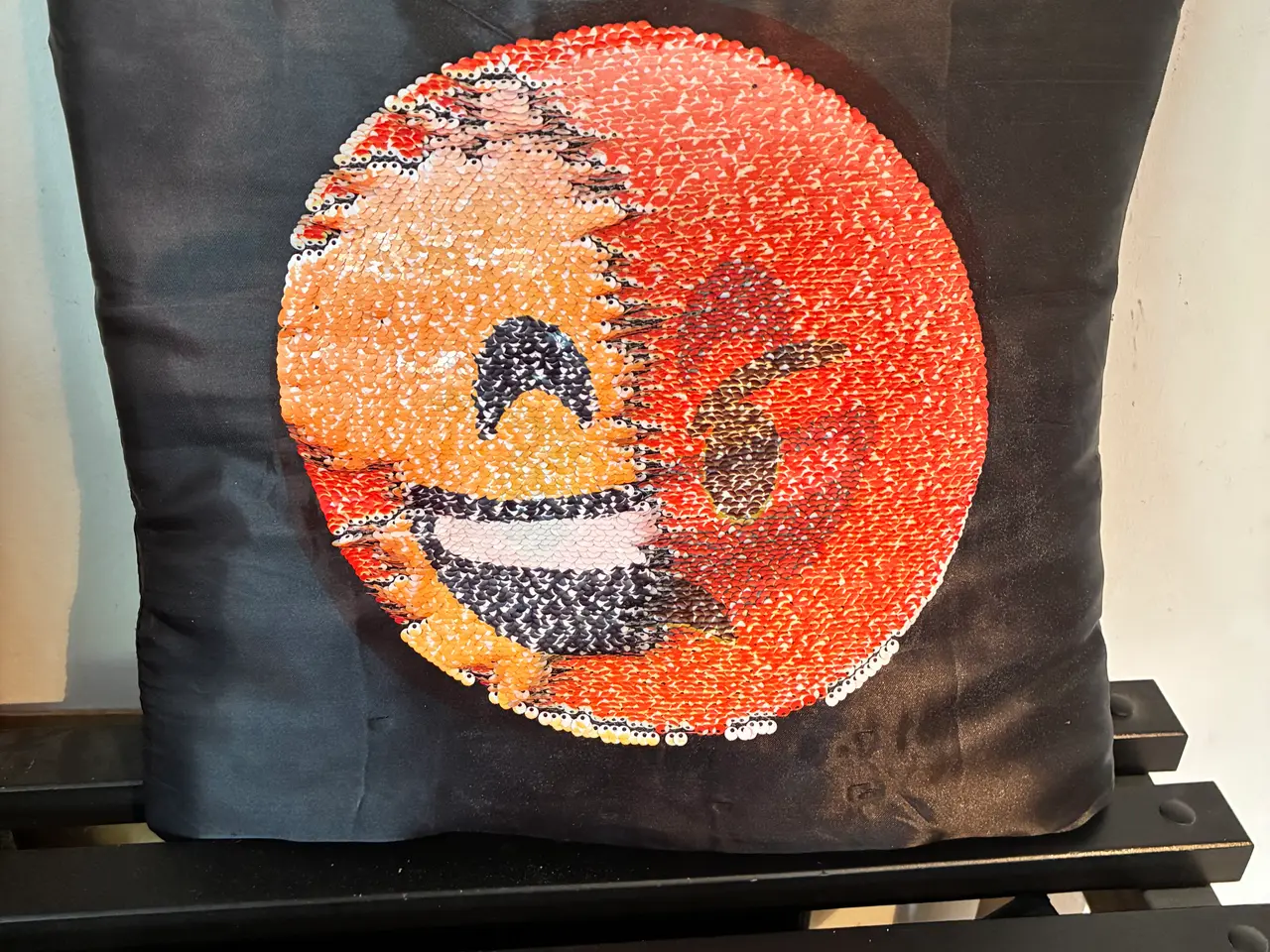 Billede 3 - Sort pude med paillet smiley