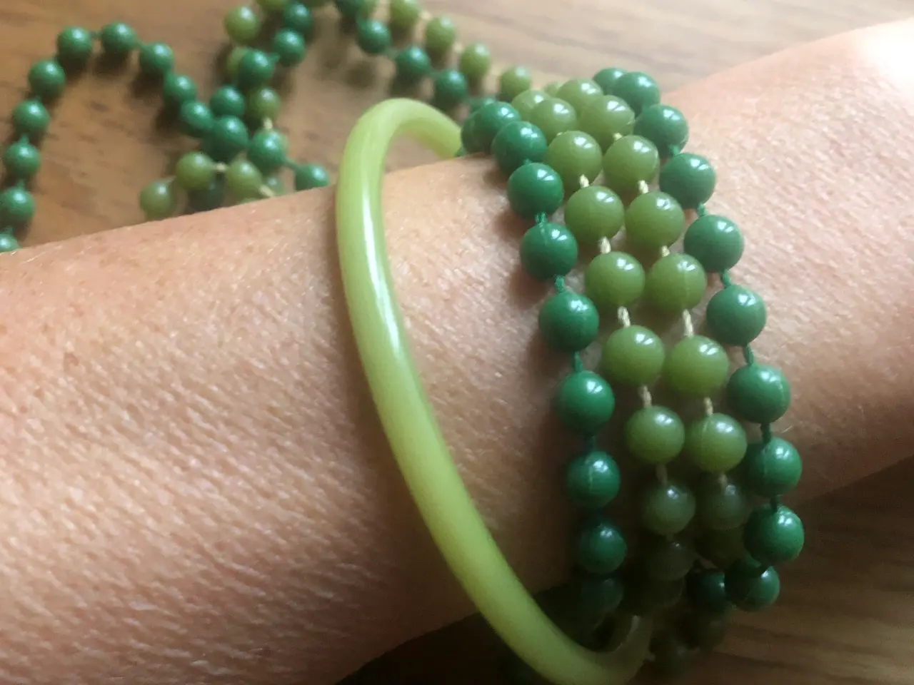 Billede 4 - SMYKKESÆT med PERLEKÆDE og bangle-ARMBÅND