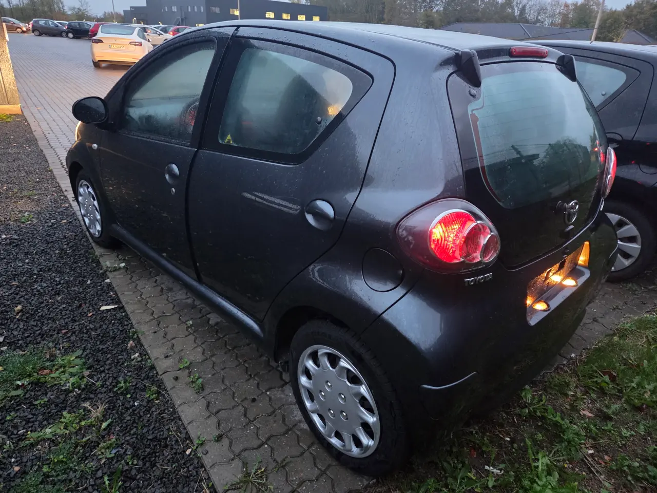 Billede 2 - Perfekt Aygo. Nysynet. nummerplade
