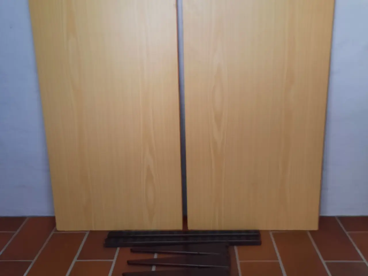 Billede 1 - 2 Melamin hyldeplader 43X81cm. med 4 hyldebærere
