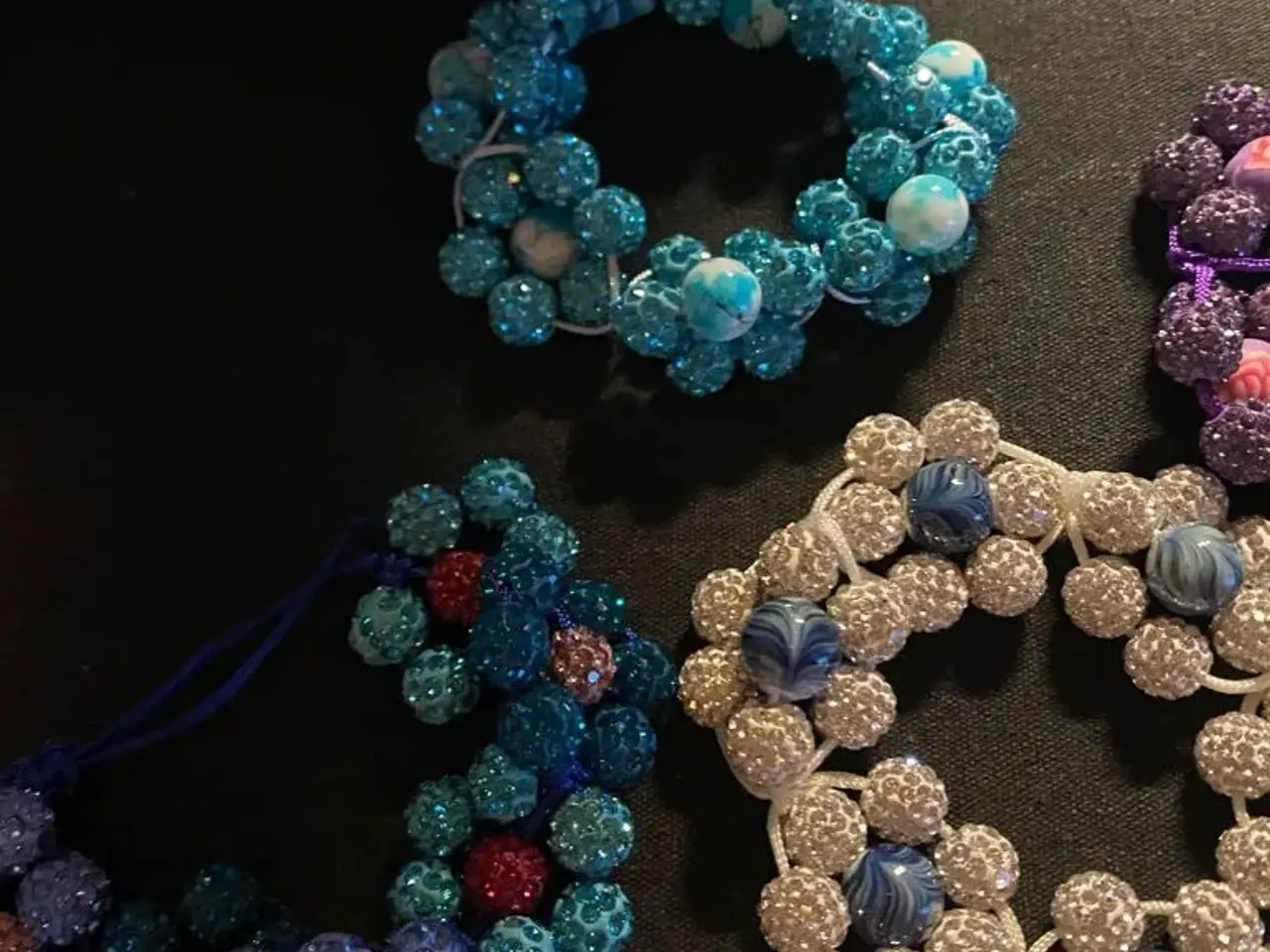 Billede 3 - Smukke nye knyttede blomsterarmbånd