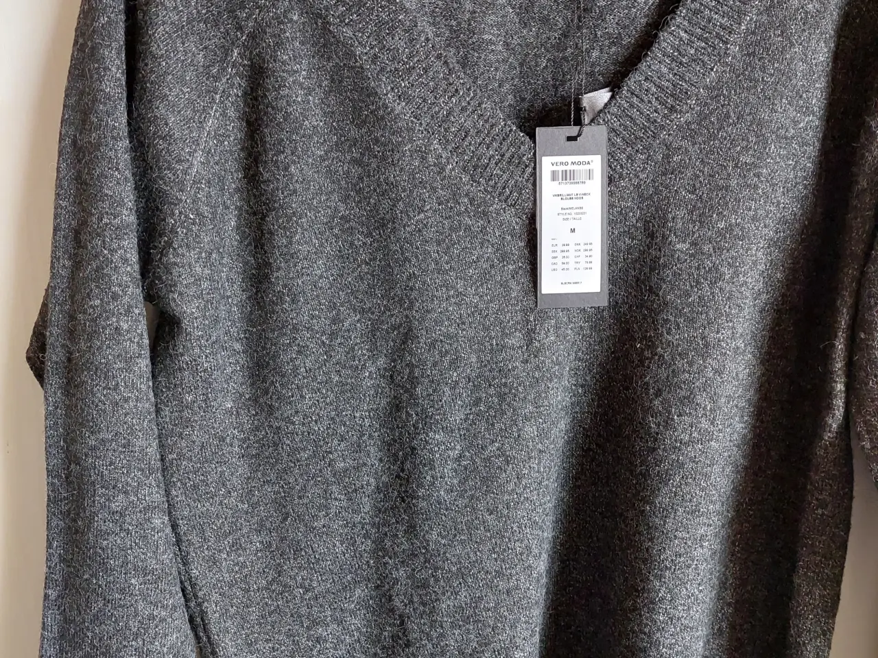 Billede 1 - Pæn Ny Sweater str M/Grå m V udskæring