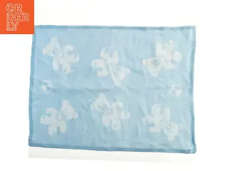 Blåt babytæppe med bamsemotiv (str. 95x70 cm)