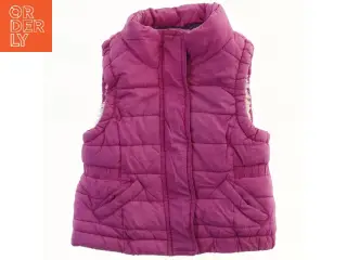 Lyserød quiltet vest fra H&M (str. 104)