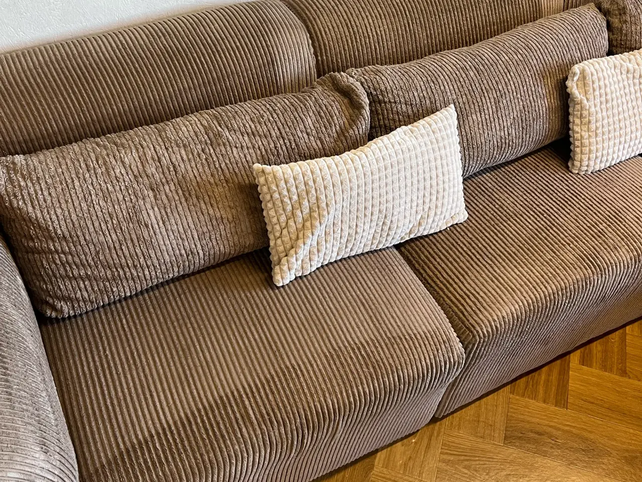 Billede 2 - Ny-renset mocca/brun karls sofa