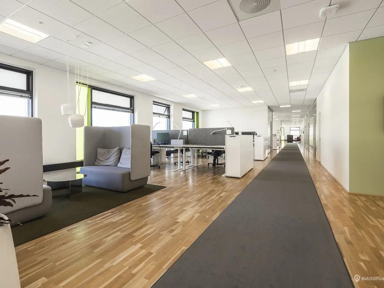 Billede 2 - Moderne kontormiljø med udsigt, dagslys og fleksible arbejdszoner