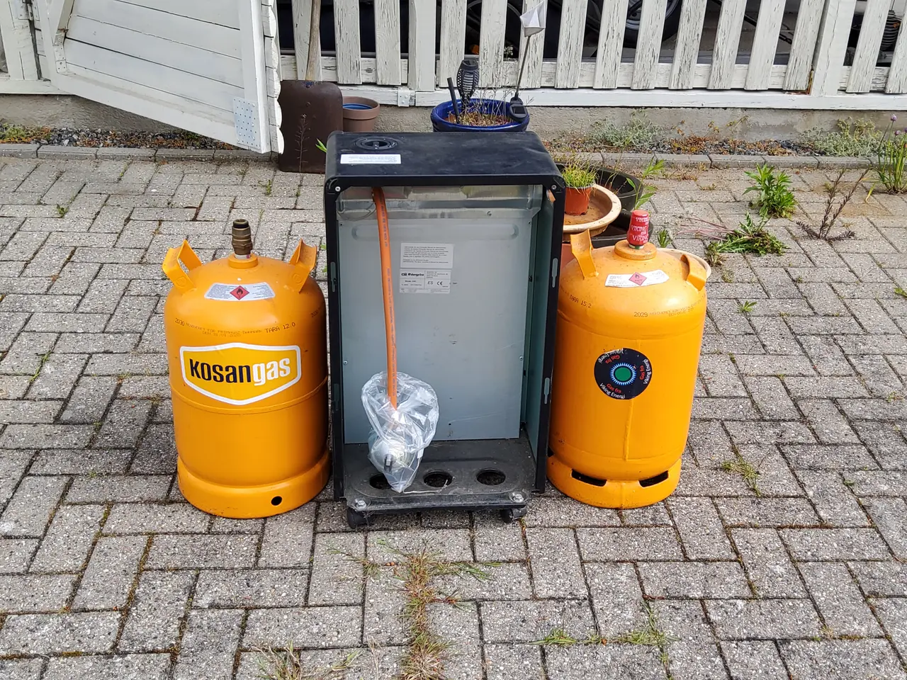 Billede 2 - 2 gasflasker, den ene fuld, og en gasvarmer