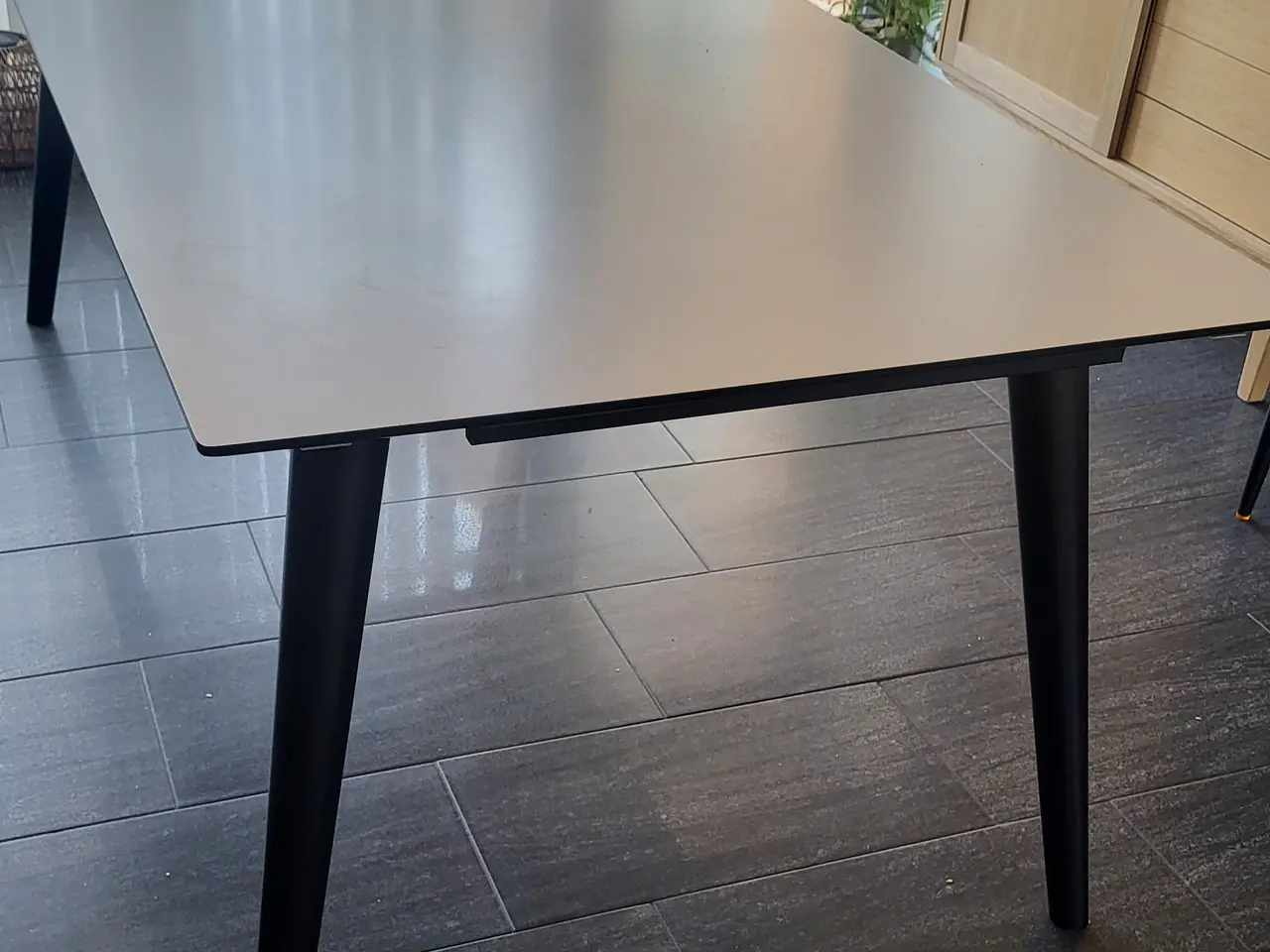 Billede 2 - Spisebord med laminat bordplade 