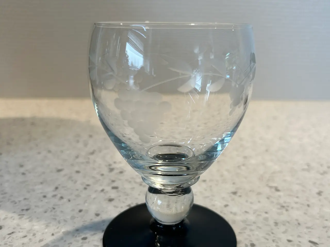 Billede 2 - Holmegaard hvidvinsglas, sort fod, drueslibning
