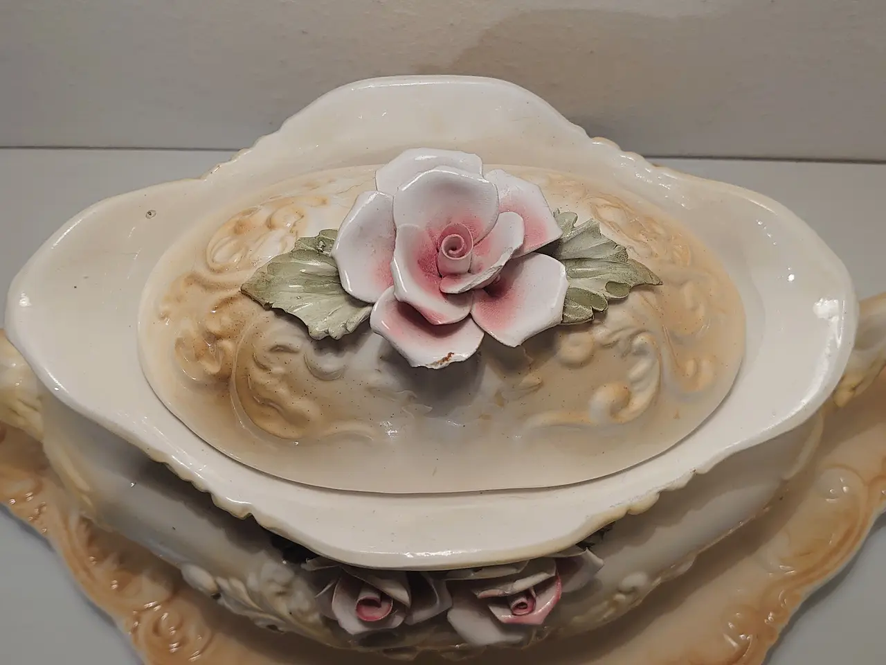 Billede 3 - Antik stor porcelæns terrin med fad.Majolica stil.