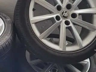 Skoda sommer fælg og dæk 17"