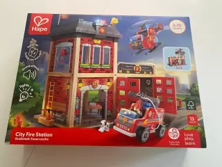 Hape Brandstation i træ med brandbil og helikopter