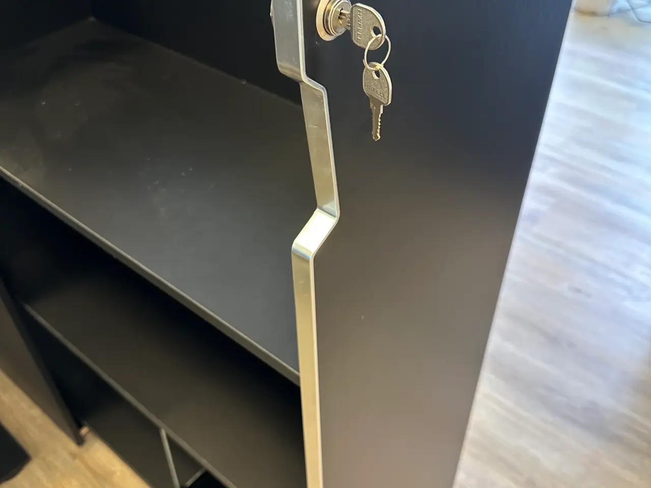 Billede 3 - ArbejdsArkivskab med lås i koksgrå farve som nye.