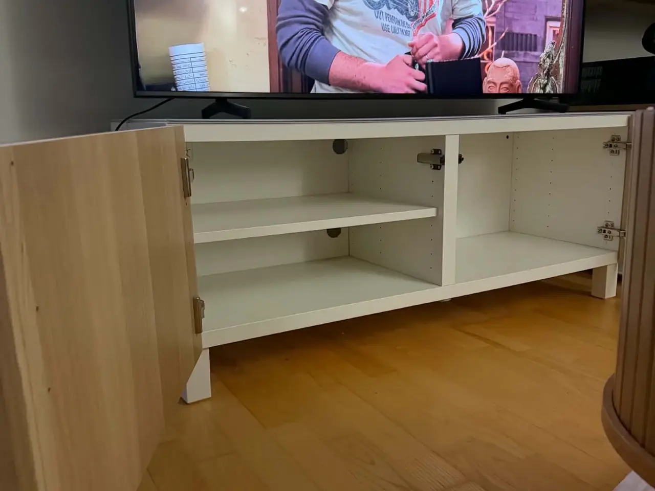 Billede 2 - Tv bord i hvid og lys træ
