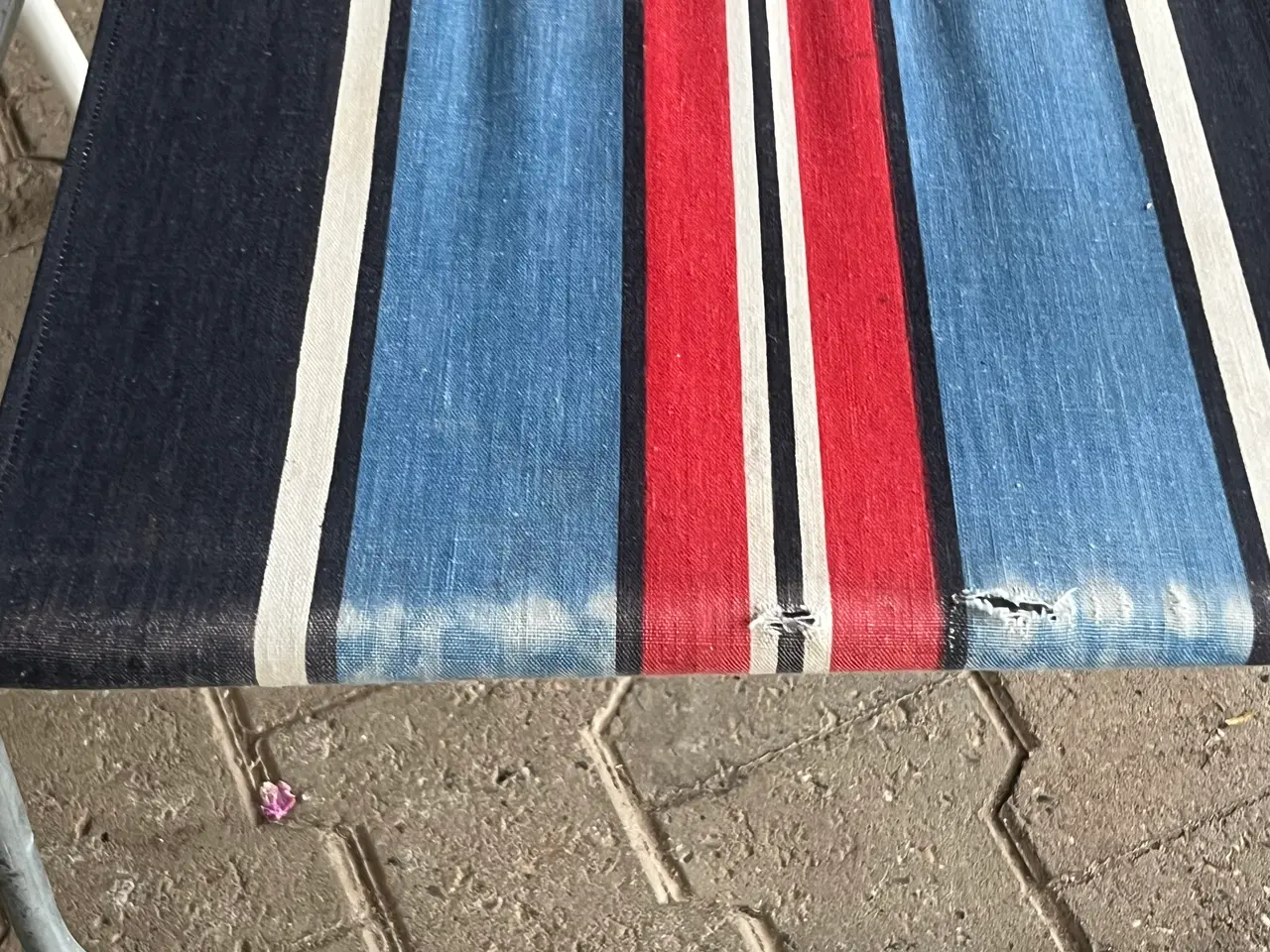 Billede 5 - Retro bord med blomster og stribet stol