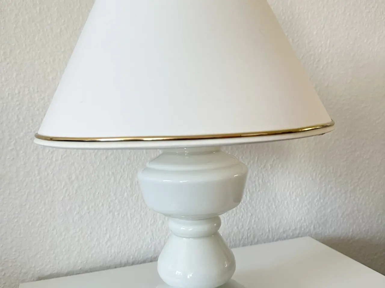 Billede 1 - Lampe i opalglas af ældre dato