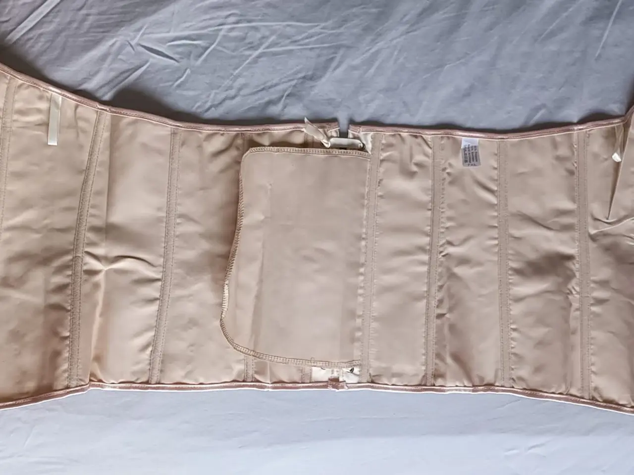 Billede 3 - Abrikos satin korset, str. 50-52