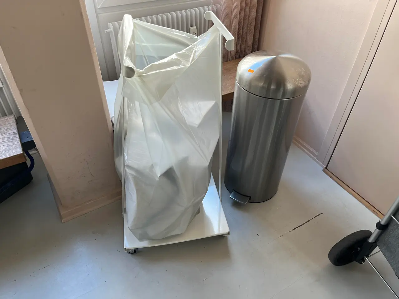 Billede 1 - Vippespand og Skraldestativ