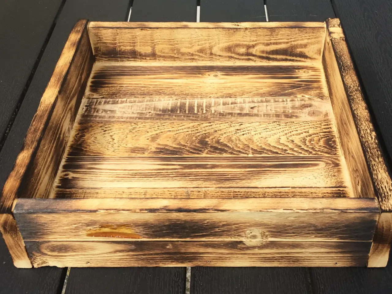 Billede 1 - Overflade brændt bakke i genbrugstræ 35 x 35