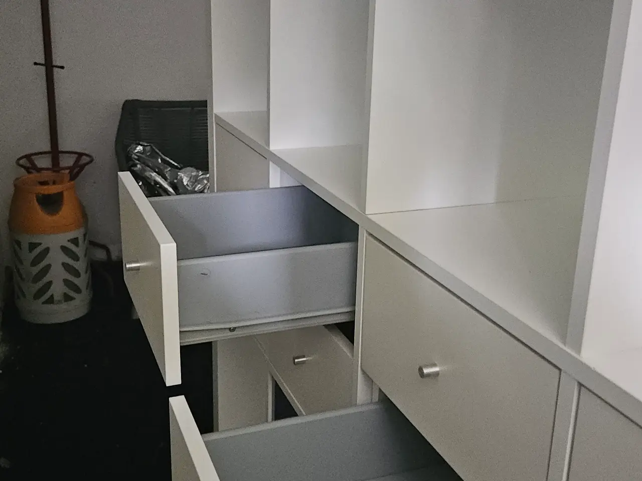 Billede 2 - Flot reol hvid med skuffer og hylder