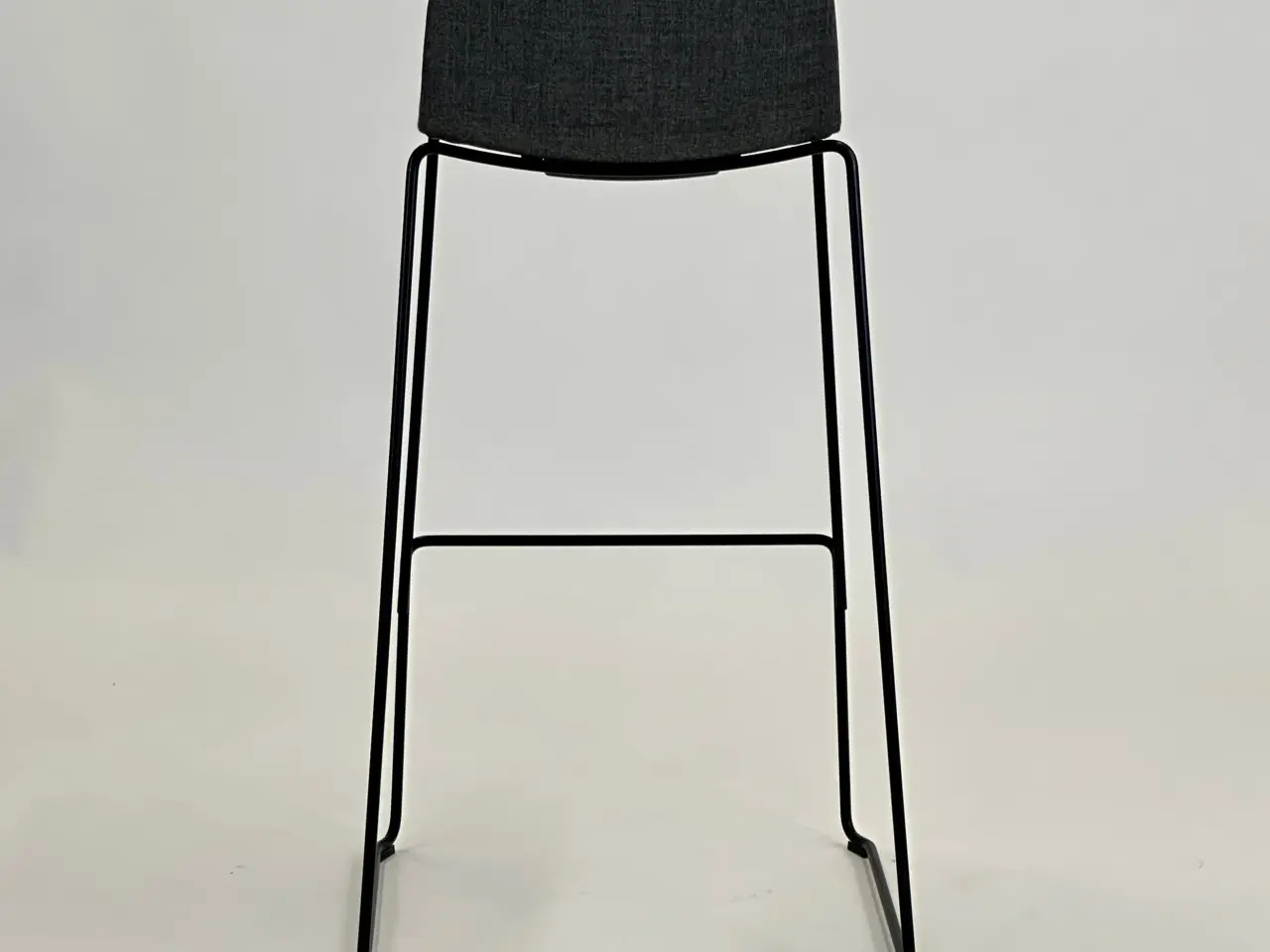 Billede 5 - Fredericia Furniture Pato Sledge Barstol – Mørkegrå med Sort Stel SH 80 cm
