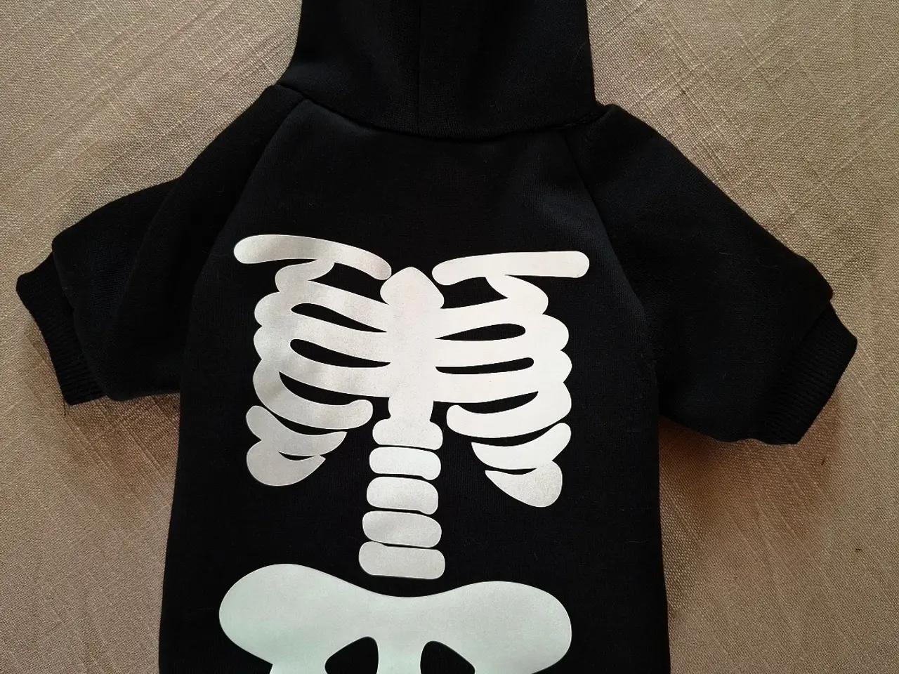 Billede 1 - Sød sweatshirt med skelet motiv, selvlysende.